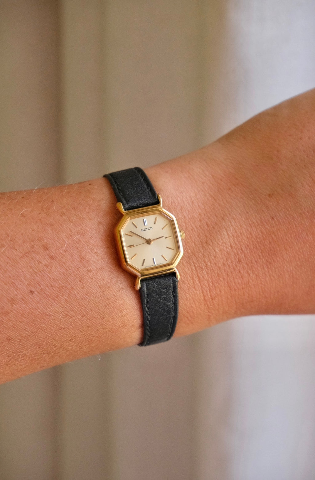 1990s Seiko Ladies Gold  Quartz Watch Black Leather Strap Watch Working