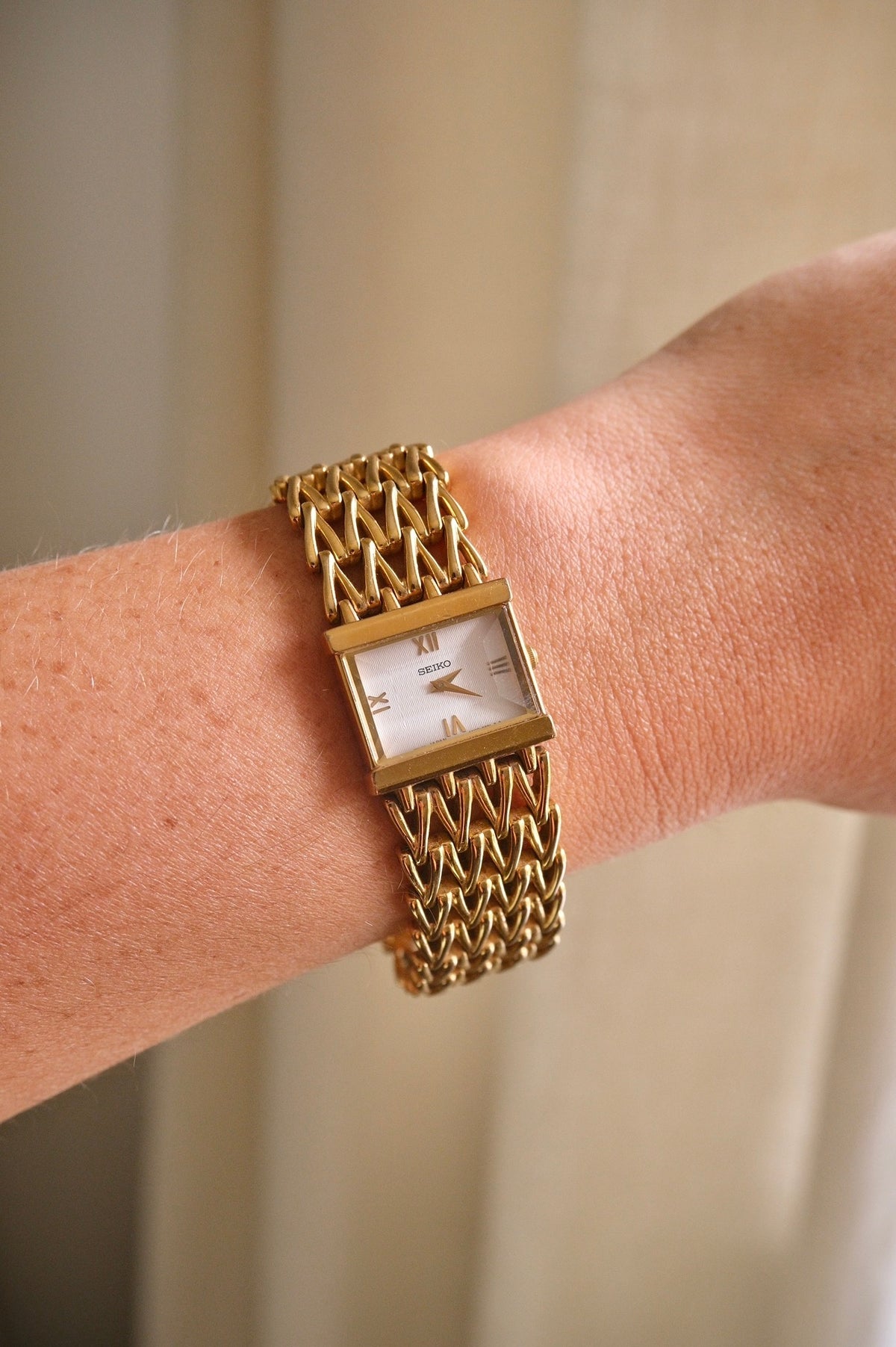 Vintage 90s Lasies SEIKO Gold Tone Tank Quartz Watch with White Dial & Raised Crystal Working