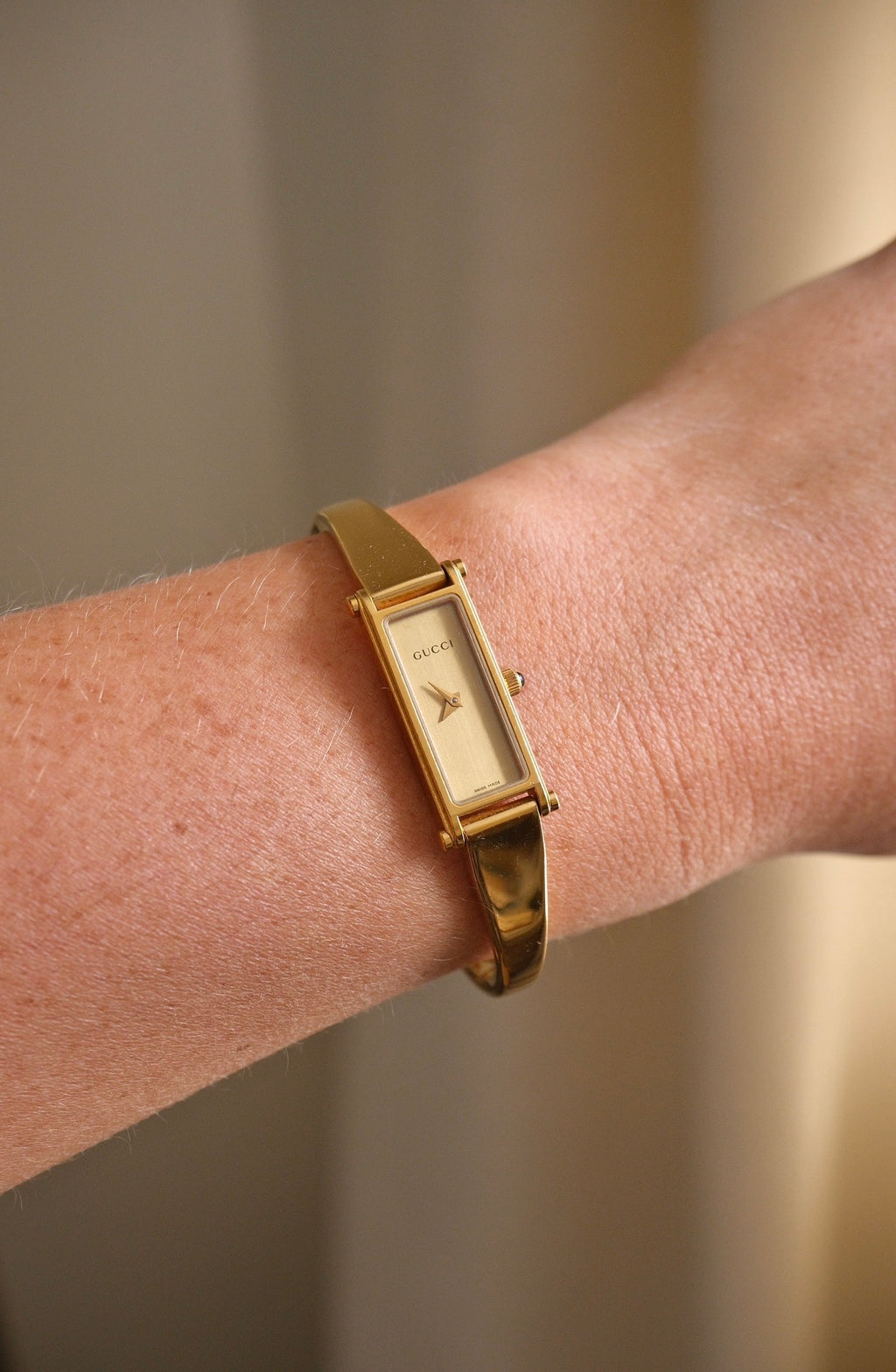 Vintage Gucci 1500L Gold Bangle Watch with Champagne Dial, 90s Quartz Working in Box