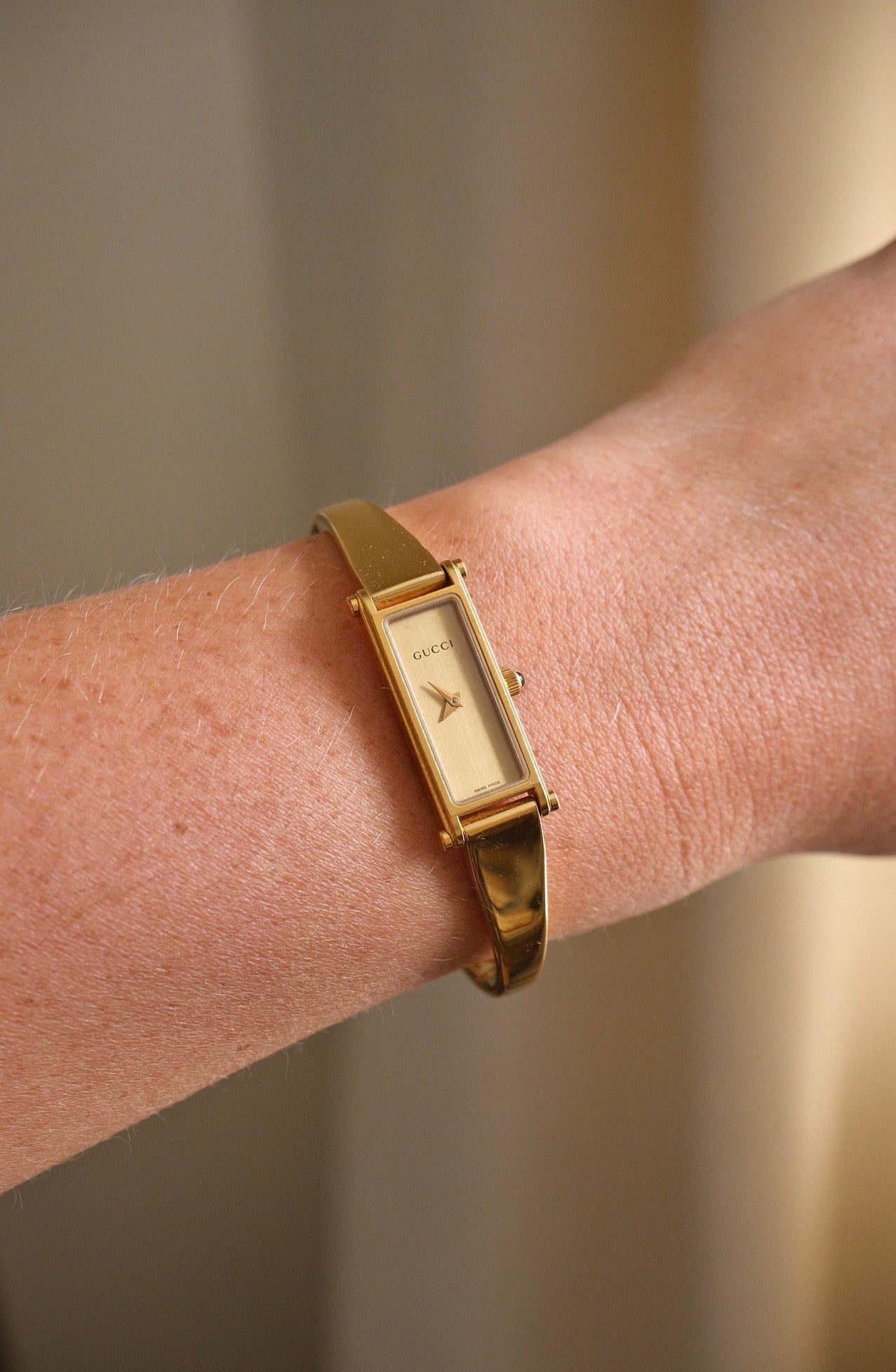 Vintage Gucci 1500L Gold Bangle Watch with Champagne Dial, 90s Quartz Working in Box