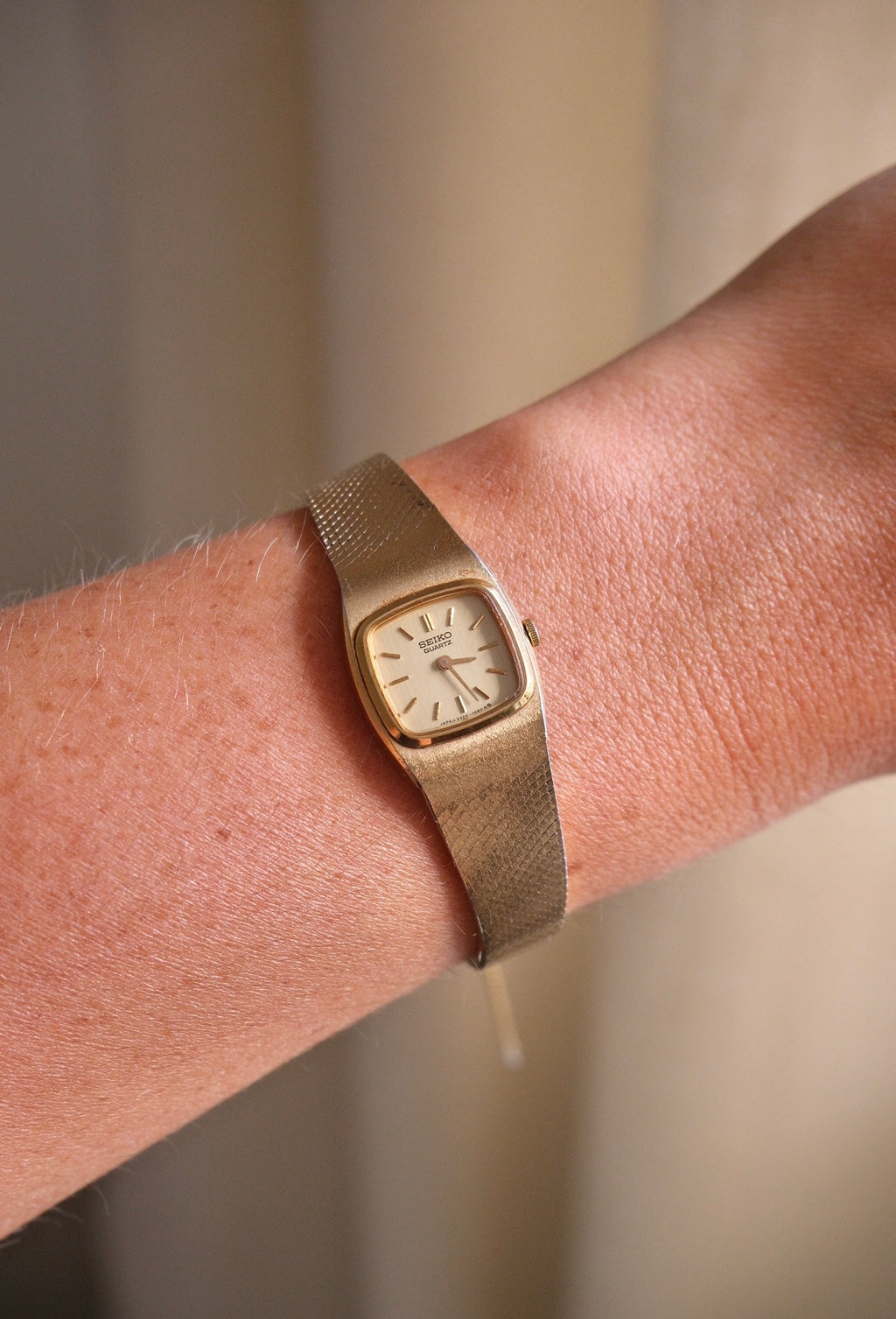 90s Vintage Seiko Dainty Gold Watch on a Pressed Mesh Bracelet Strap Working