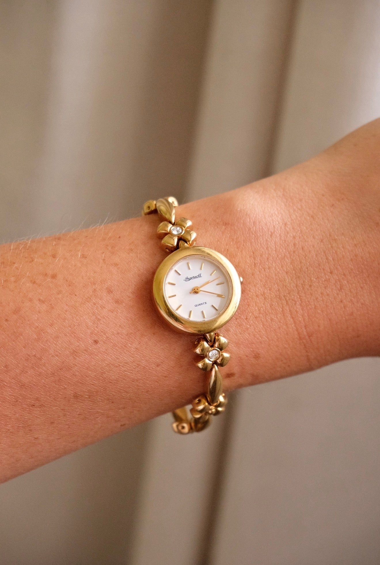 Vintage Pretty Ingersoll Flower Gold Tone Watch Working Ladies Floral Bracelet Watch