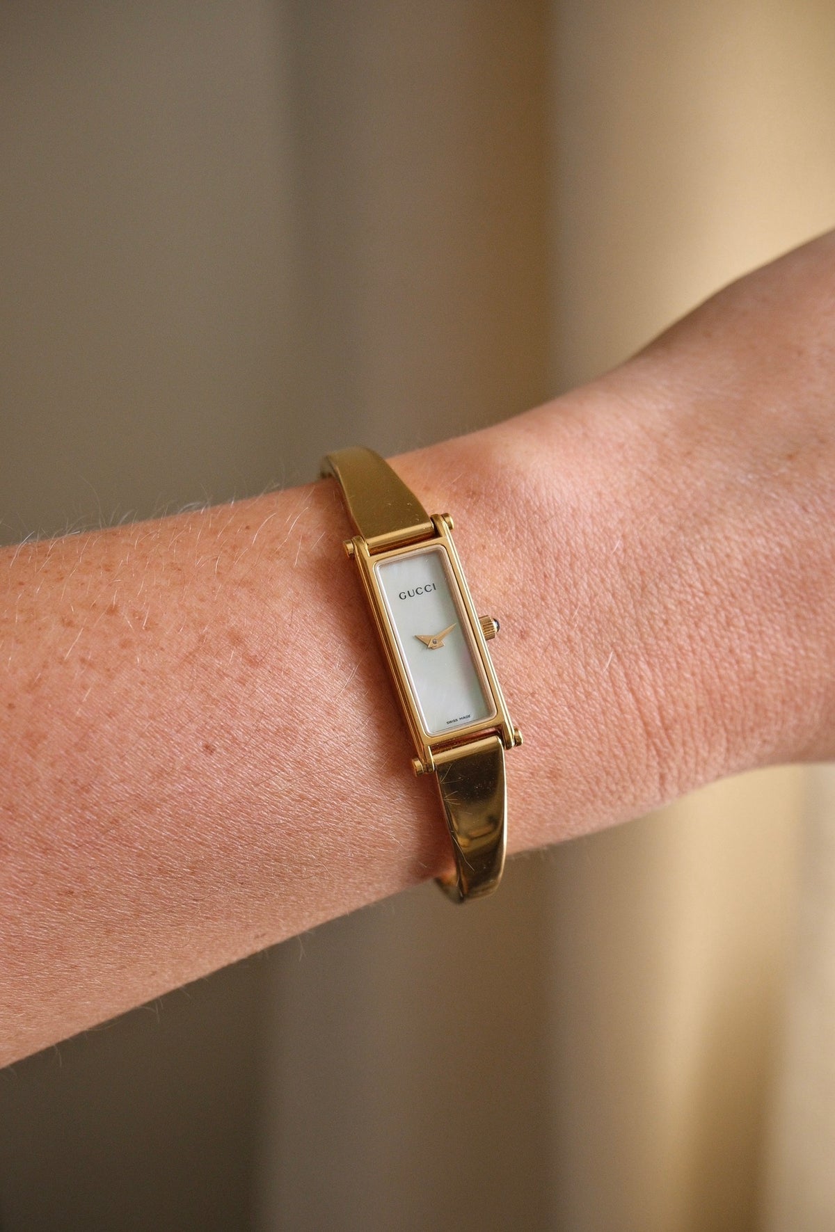 Vintage Gucci 1500L Gold Bangle Watch with Mother of Pearl Dial, 90s Quartz Working in Box