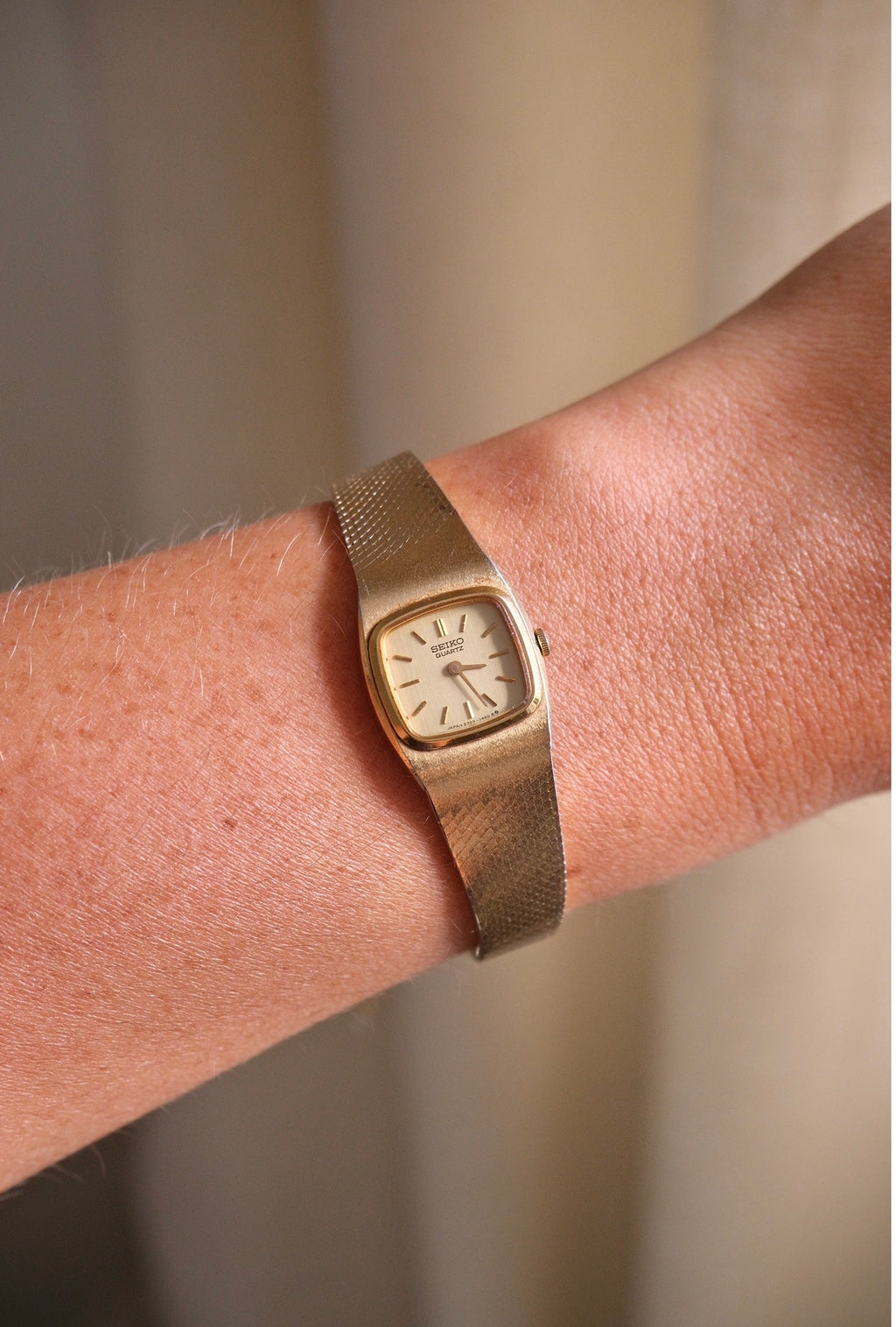 90s Vintage Seiko Dainty Gold Watch on a Pressed Mesh Bracelet Strap Working