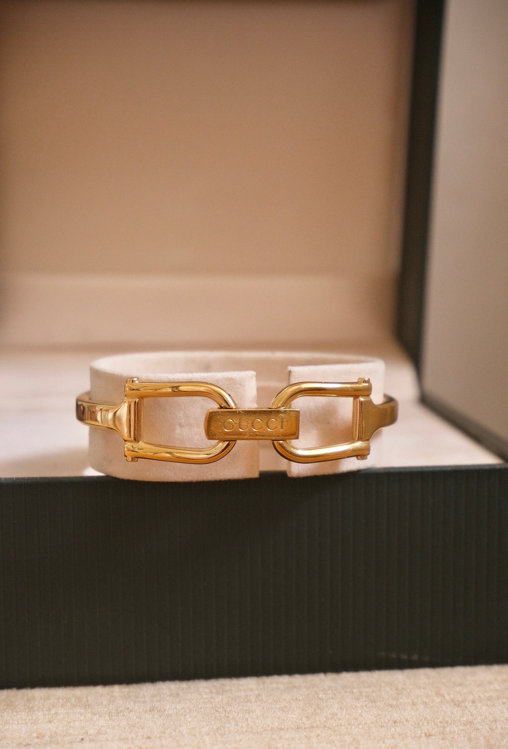 Vintage Gucci 1500L Gold Bangle Watch with Champagne Dial, 90s Quartz Working in Box